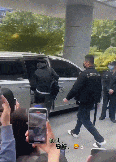 王一博公开场合被扔不明物体惹怒保镖连踢带踩疑粉丝所赠礼物EMC体育 EMC易倍体育(图3)