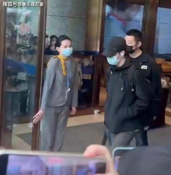 王一博公开场合被扔不明物体惹怒保镖连踢带踩疑粉丝所赠礼物EMC体育 EMC易倍体育(图2)
