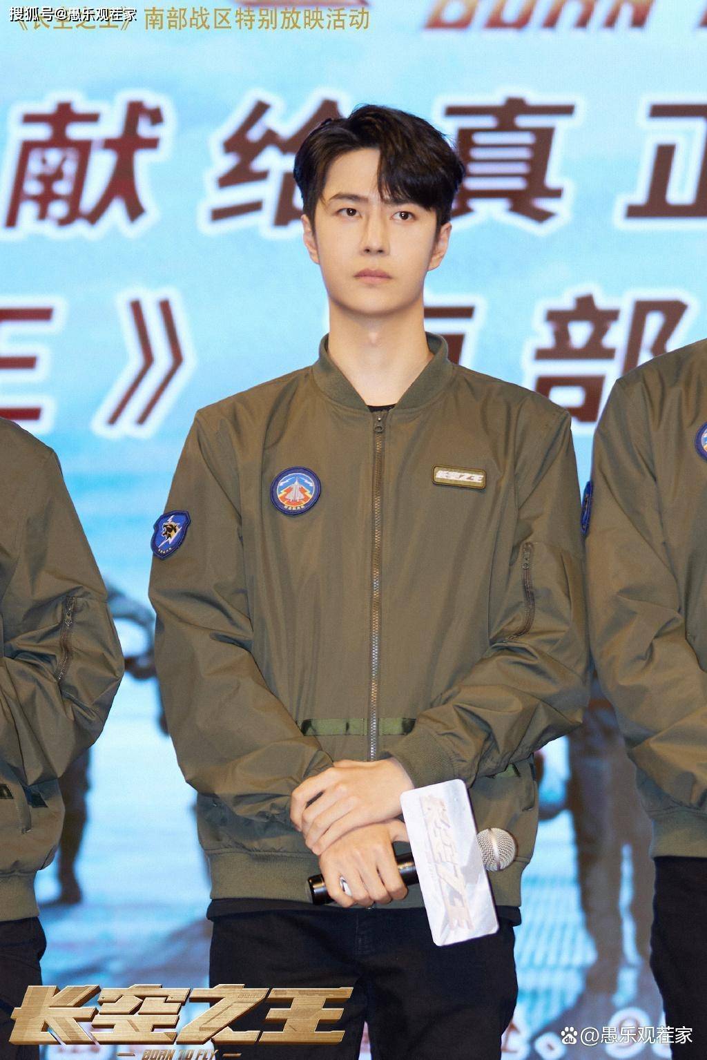 王一博公开场合被扔不明物体惹怒保镖连踢带踩疑粉丝所赠礼物EMC体育 EMC易倍体育(图1)