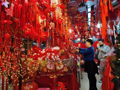 新年EMC体育 EMC易倍体育到饰品俏(图2)