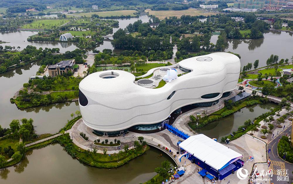 EMC体育 EMC易倍体育迎新春饰品走俏(图1)