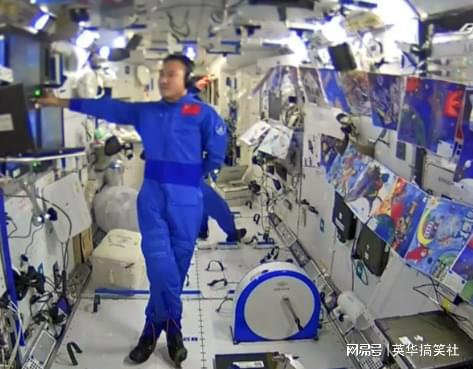 航天员首次太空跨年：王亚平叶光富忙一上午翟志刚优雅pose抢镜EMC体育 EMC易倍体育(图4)