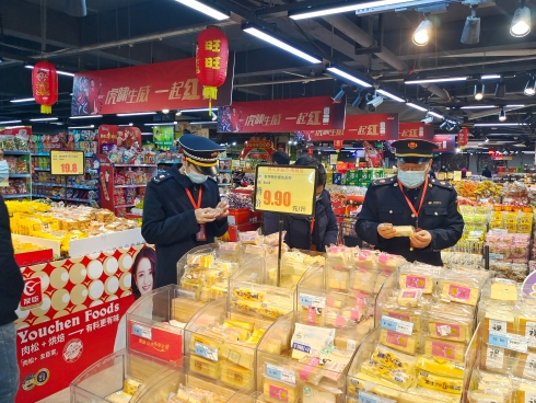 江西省鹰潭市高新区开展春节期间年夜饭高档烟酒茶及高EMC体育 EMC易倍体育档礼品市场价格检查(图1)