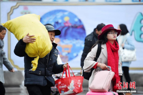 易倍体育 EMC易倍今年春节给爸妈带点啥？游子：回家是最好的礼物(图4)