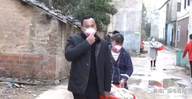 易倍体育 EMC易倍大河太山村村民新年的温情礼物(图2)