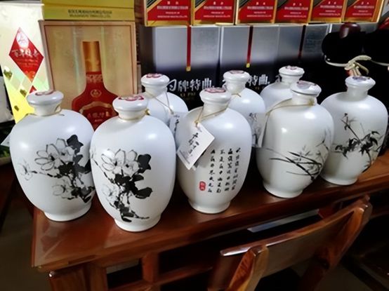 EMC体育 EMC易倍体育国人送礼讲究面子！这四种好白酒高端大气中秋送领导长辈合适(图1)