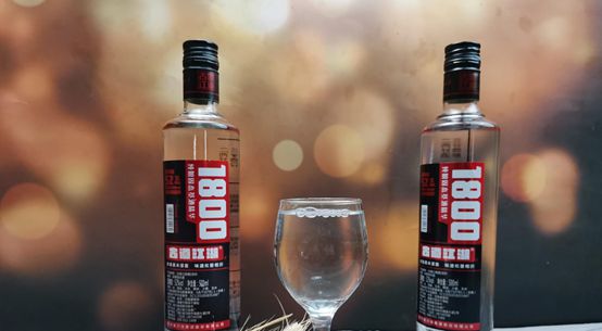 EMC体育 EMC易倍体育国人送礼讲究面子！这四种好白酒高端大气中秋送领导长辈合适(图3)