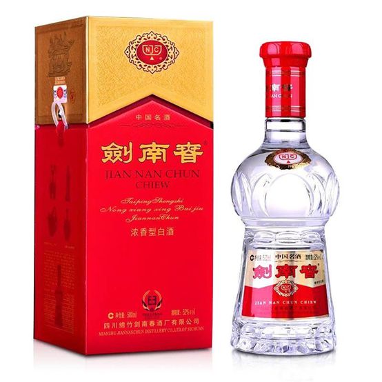EMC体育 EMC易倍体育国人送礼讲究面子！这四种好白酒高端大气中秋送领导长辈合适(图6)