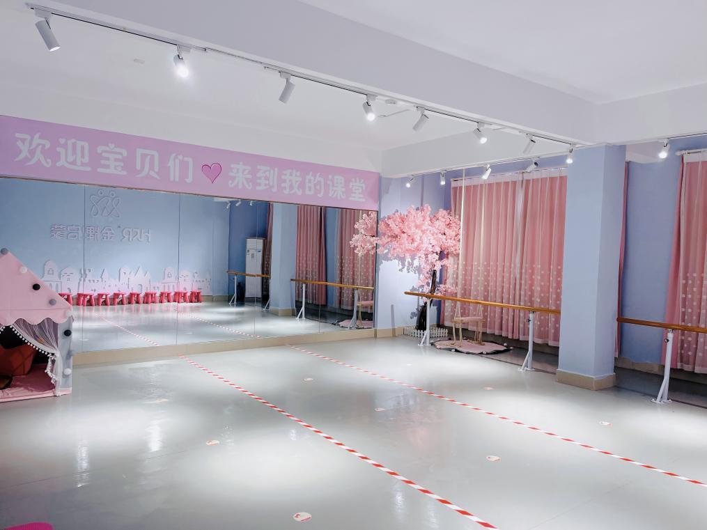 易倍体育 EMC易倍曲阜市花儿朵朵舞蹈艺术教育学校受邀参与“一岁艺礼”央广网山东少儿春节联欢晚会录制(图1)