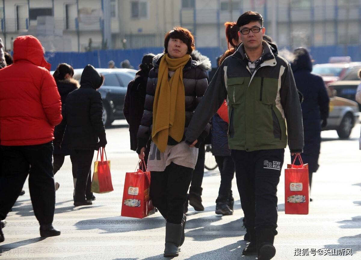 易倍体育 EMC易倍农村春节风俗新婚夫妇在腊月要给娘家送节有啥讲究？(图2)