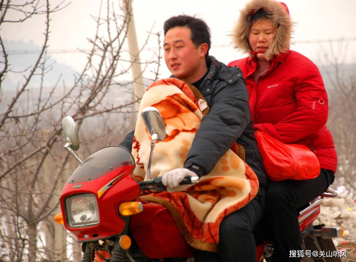 易倍体育 EMC易倍农村春节风俗新婚夫妇在腊月要给娘家送节有啥讲究？(图5)