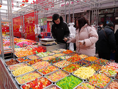 开鲁县：红红火火年货节 热热闹闹易倍体育 EMC易倍迎新春(图2)