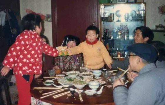 EMC体育 EMC易倍体育为什么年味儿越来越淡了网友也很不解为什么要夺走年味儿？(图7)