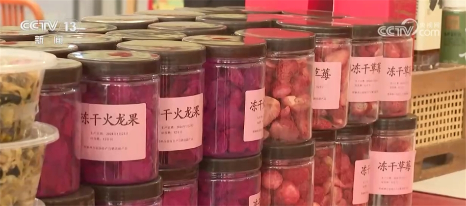 易倍体育 EMC易倍各类年货琳琅满目集中亮相 丰富节日期间百姓“菜篮子”“果盘子”(图3)