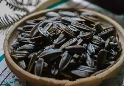 坚果是年货必备虽好但不能瞎吃5EMC易倍体育 易倍EMC大坚果食用禁忌很多人不懂(图2)