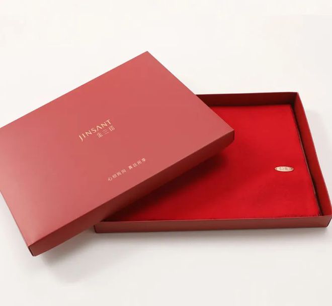 易倍体育 EMC易倍丝绸老字号出品！矜贵桑蚕丝马甲与新年红围巾轻盈自在暖烘烘过冬必备的年货好物！(图26)