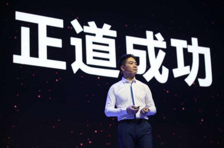 EMC易倍体育 易倍EMC京东发起“我给乡村送年货”活动刘强东给宿迁光明村1300多户村民送波司登羽绒服和超市礼包(图5)