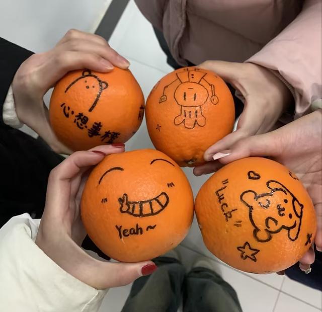 EMC体育 EMC易倍体育开学第一课武汉学院学子收到别样的新年礼物“励志橙”！(图3)