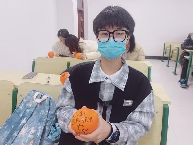 EMC体育 EMC易倍体育开学第一课武汉学院学子收到别样的新年礼物“励志橙”！(图5)
