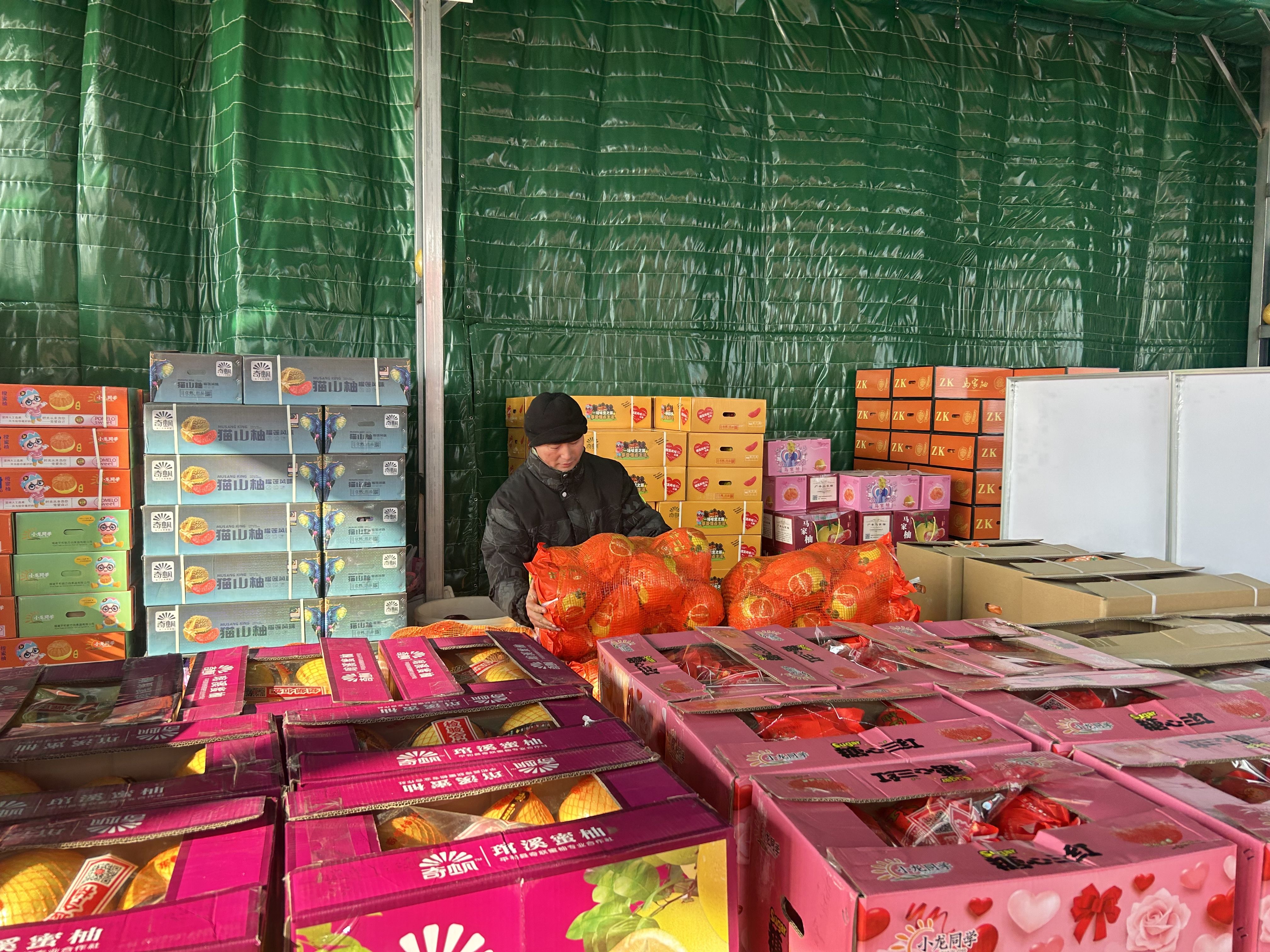 新发地加大节EMC易倍体育 易倍EMC前农产品备货量水果提前进入采购高峰(图1)