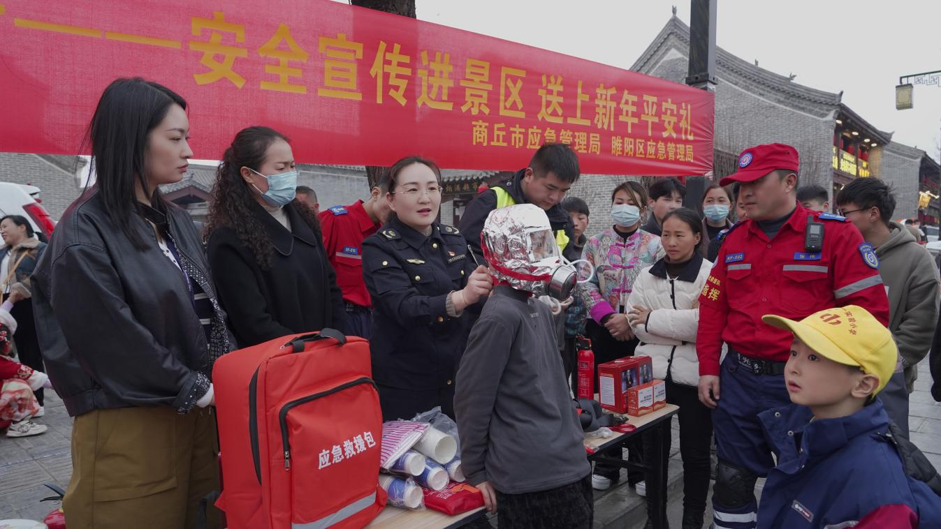 商丘：EMC易倍体育 易倍EMC安全宣传进景区 送上春节“平安礼”(图1)