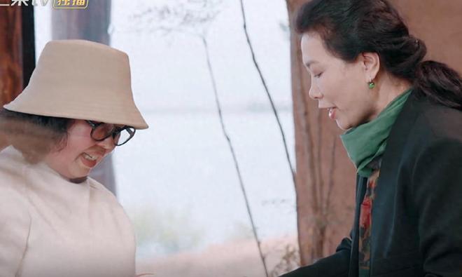 同样送礼王珞丹妈妈和欧阳娜娜妈妈差距大谁更大气一目了然易倍体育 EMC易倍(图1)