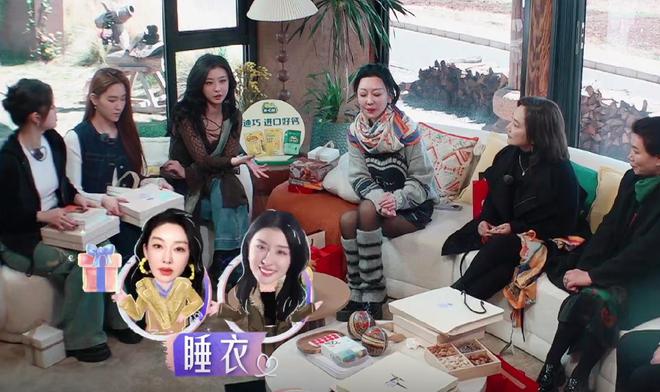 同样送礼王珞丹妈妈和欧阳娜娜妈妈差距大谁更大气一目了然易倍体育 EMC易倍(图3)
