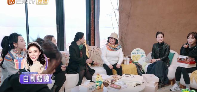 同样送礼王珞丹妈妈和欧阳娜娜妈妈差距大谁更大气一目了然易倍体育 EMC易倍(图2)