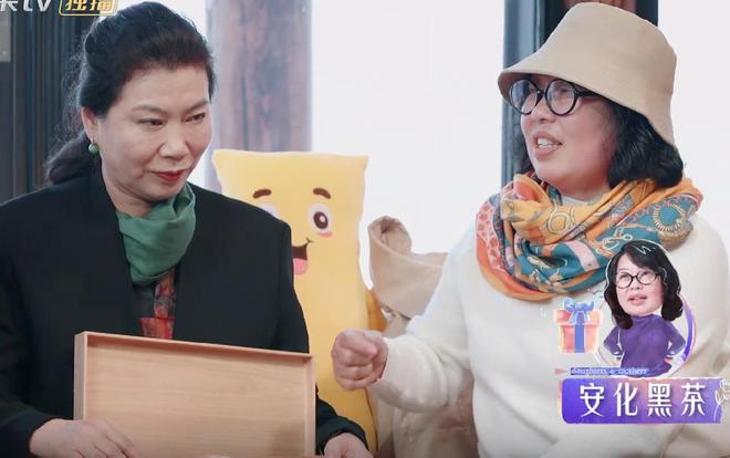 同样送礼王珞丹妈妈和欧阳娜娜妈妈差距大谁更大气一目了然易倍体育 EMC易倍(图5)