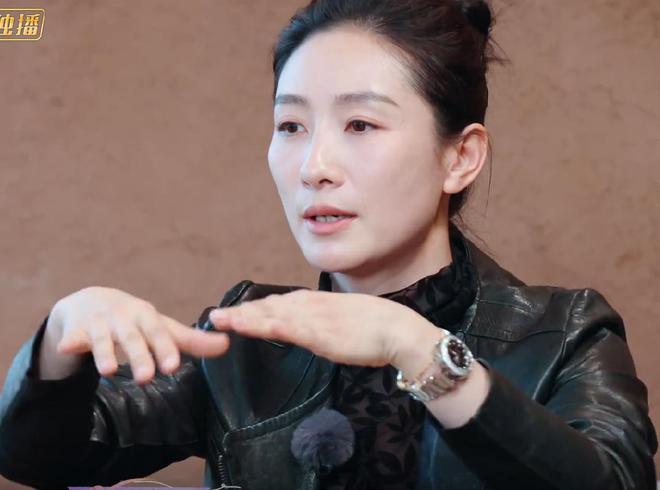 同样送礼王珞丹妈妈和欧阳娜娜妈妈差距大谁更大气一目了然易倍体育 EMC易倍(图6)