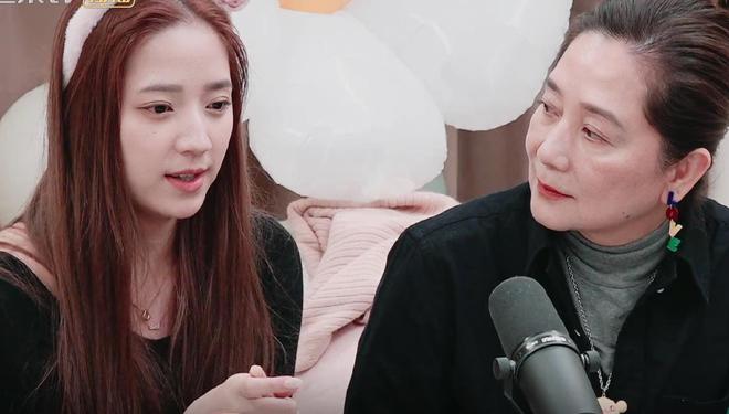 同样送礼王珞丹妈妈和欧阳娜娜妈妈差距大谁更大气一目了然易倍体育 EMC易倍(图8)