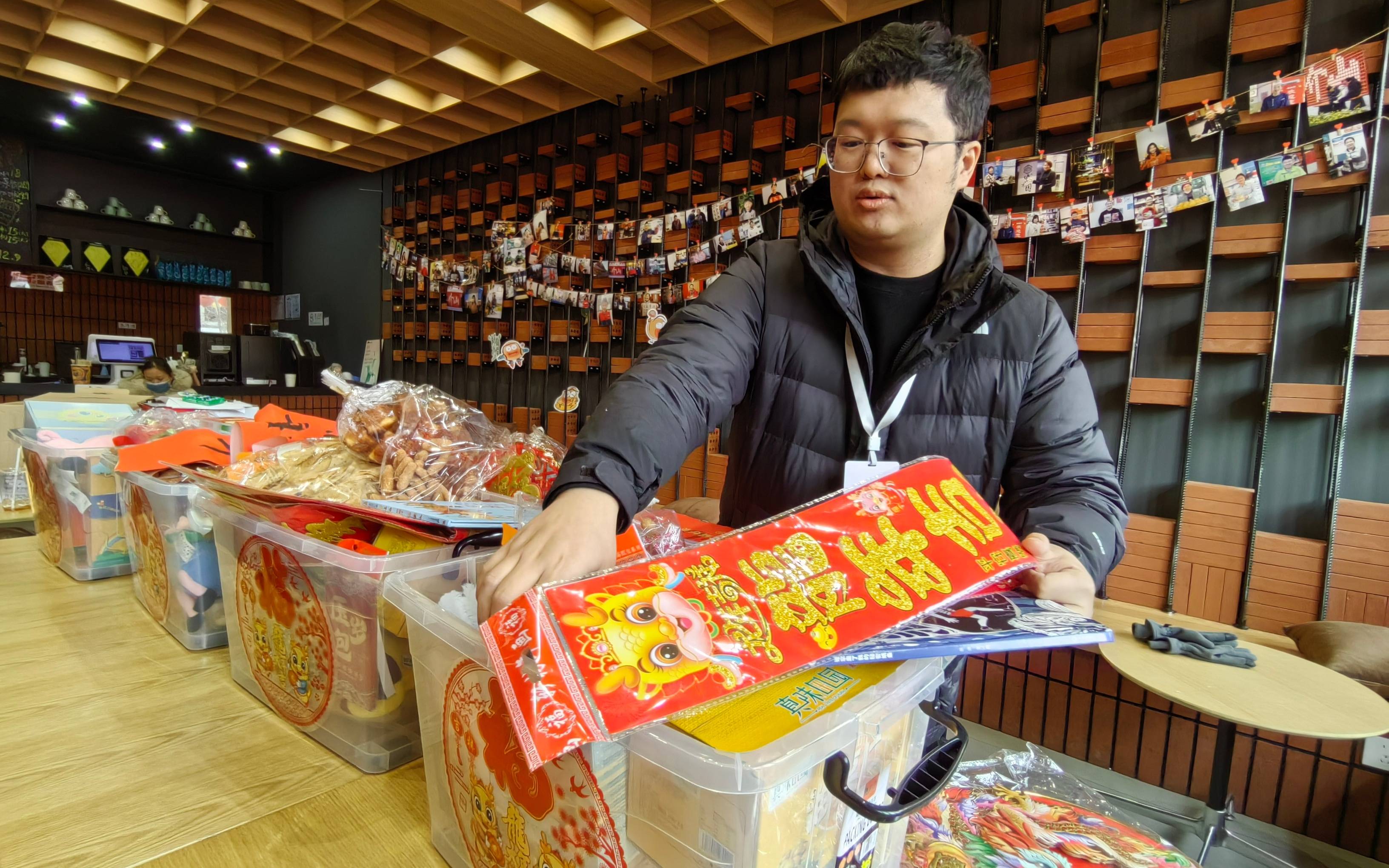 200份爱心年货 “昌平心意”装满返乡小哥的行李易倍体育 EMC易倍箱(图2)