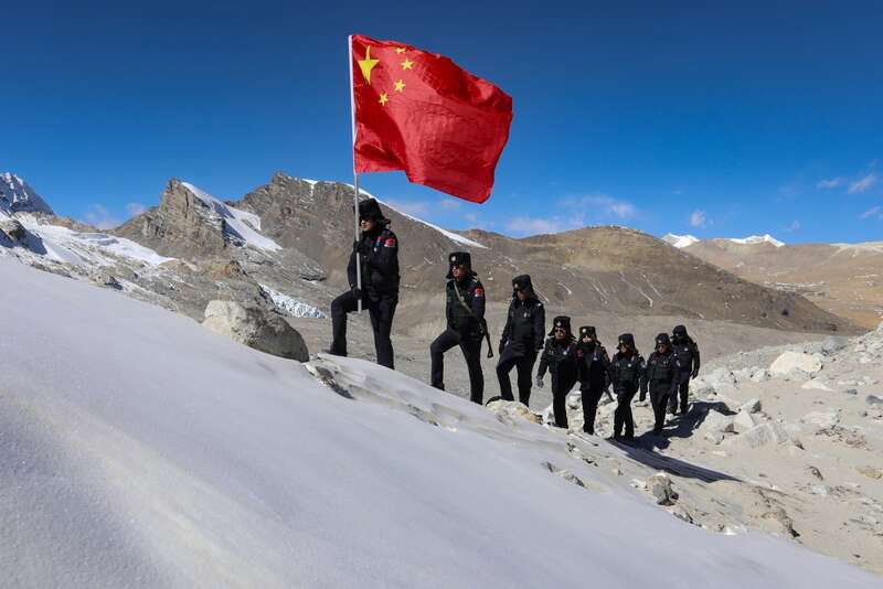 巡边EMC易倍体育 易倍EMC马队送年货边关年味儿浓(图6)