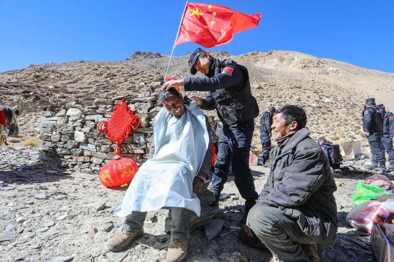 巡边EMC易倍体育 易倍EMC马队送年货边关年味儿浓(图3)
