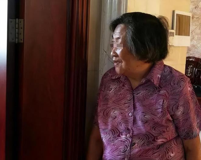 EMC体育 EMC易倍体育第一次和男友回家见家长邻居老太却塞给我一张纸条：快逃命吧(图2)