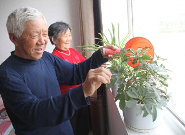 继父比我妈小四岁结婚一年他却突然约我见面结果我大吃一惊EMC体育 EMC易倍体育(图1)