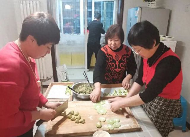 继父比我妈小四岁结婚一年他却突然约我见面结果我大吃一惊EMC体育 EMC易倍体育(图13)