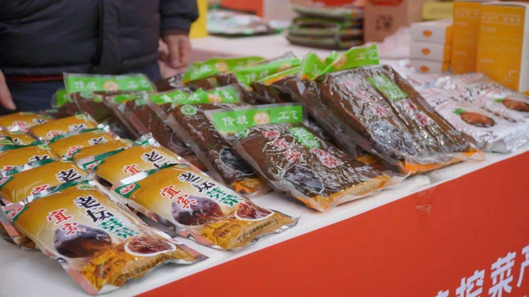 赶大集囤年货！川渝易倍体育 EMC易倍好货集体亮相2024涪陵迎春年货节(图2)
