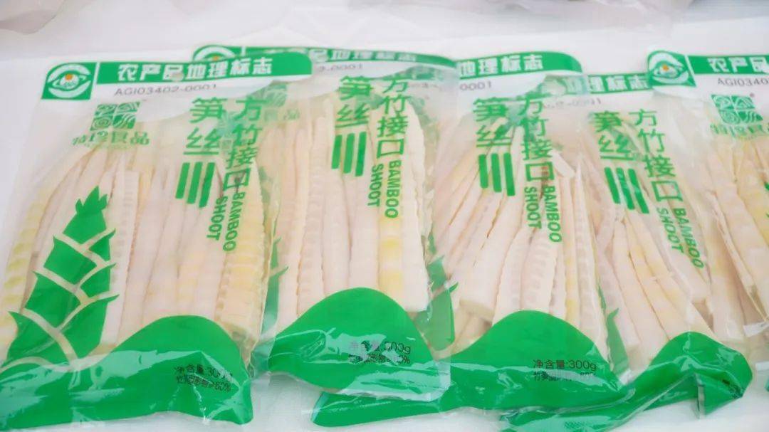 赶大集囤年货！川渝易倍体育 EMC易倍好货集体亮相2024涪陵迎春年货节(图4)