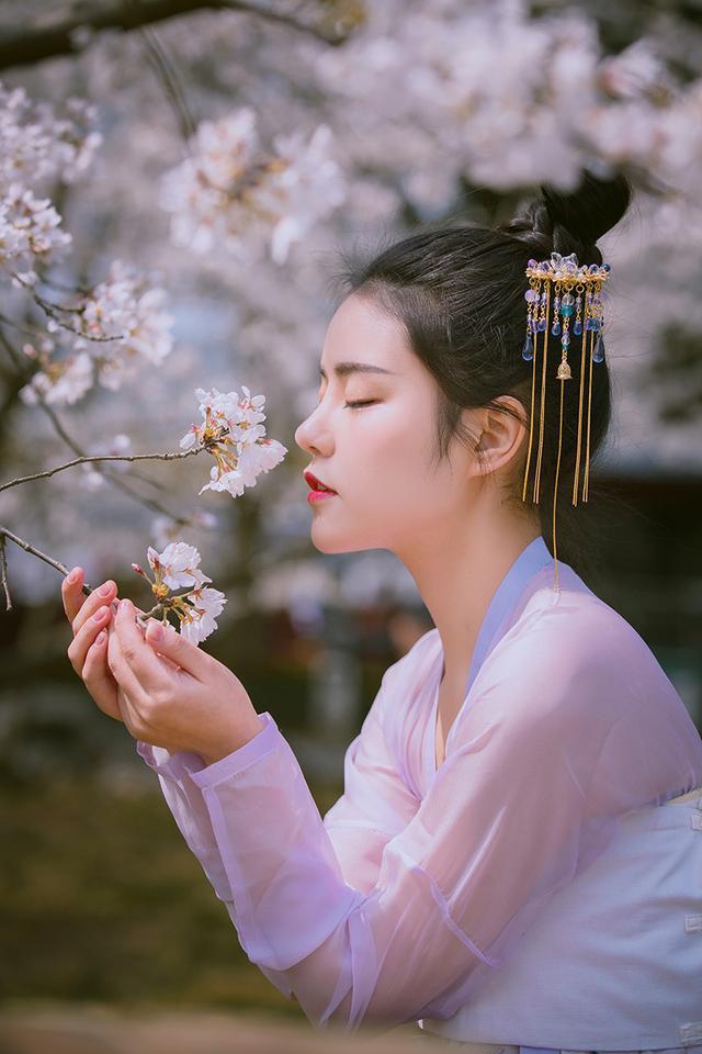 快春节了我给邻居送EMC易倍体育 易倍EMC羽绒服看了一眼她家的垃圾桶又拎了回来(图10)