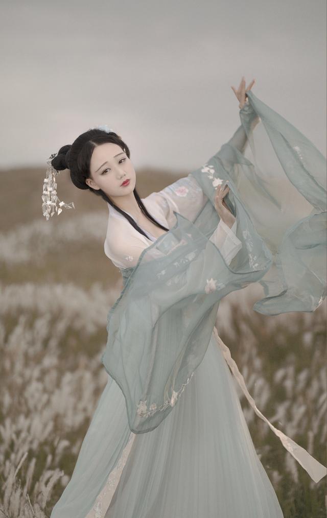 快春节了我给邻居送EMC易倍体育 易倍EMC羽绒服看了一眼她家的垃圾桶又拎了回来(图13)