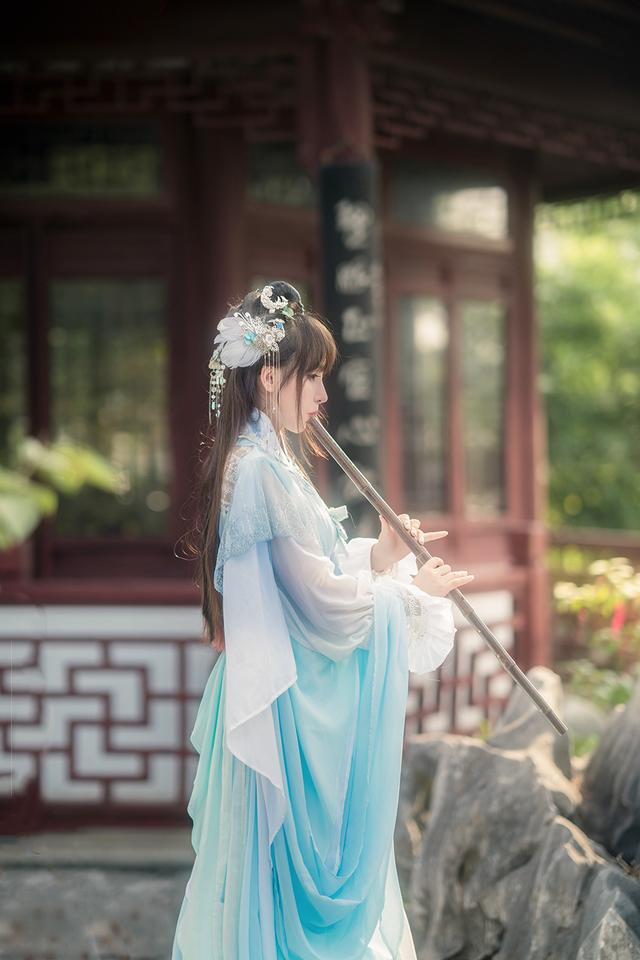 快春节了我给邻居送EMC易倍体育 易倍EMC羽绒服看了一眼她家的垃圾桶又拎了回来(图12)