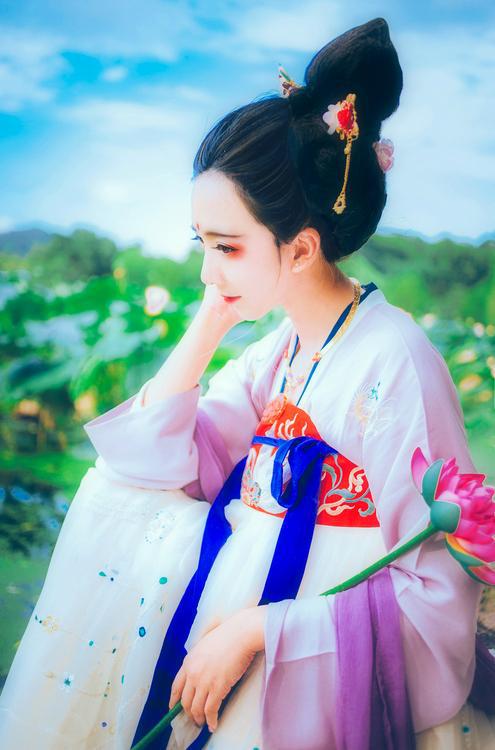EMC易倍体育 易倍EMC上门女婿揣1000块给父母拜年被妻子没收丈母娘却偷塞给他2000块(图14)