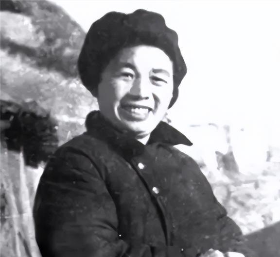 EMC易倍体育 易倍EMC1950年周总理向夫人敬酒20年前那件事太对不起你了(图6)