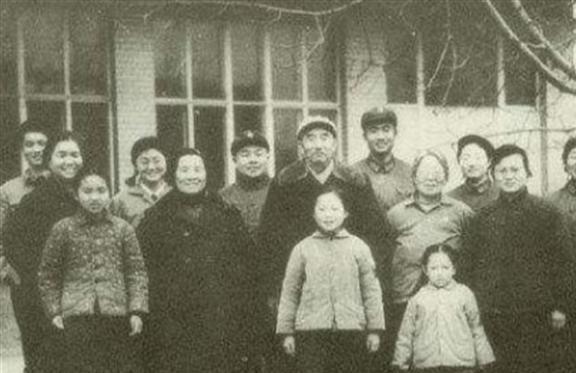 EMC易倍体育 易倍EMC1950年周总理向夫人敬酒20年前那件事太对不起你了(图10)