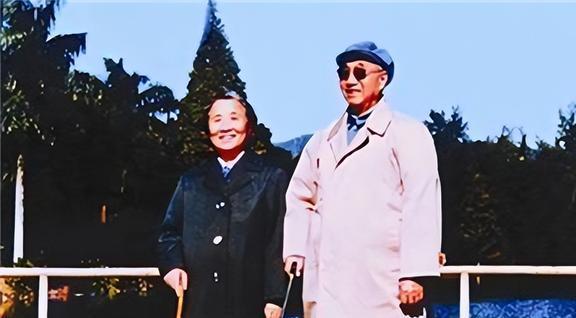 EMC易倍体育 易倍EMC1950年周总理向夫人敬酒20年前那件事太对不起你了(图20)