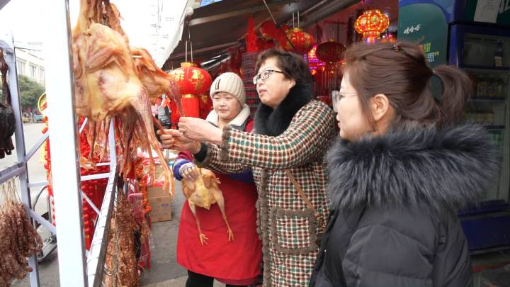 EMC易倍体育 易倍EMC春节临近 临安年货市场年味足(图1)