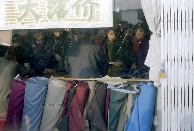易倍体育 EMC易倍给大孙子10000压岁钱小孙子分文没有儿媳当场翻脸我错了吗(图1)