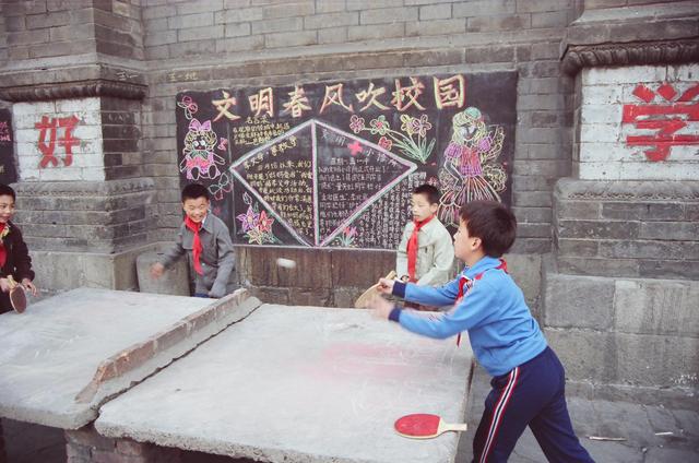 易倍体育 EMC易倍给大孙子10000压岁钱小孙子分文没有儿媳当场翻脸我错了吗(图7)