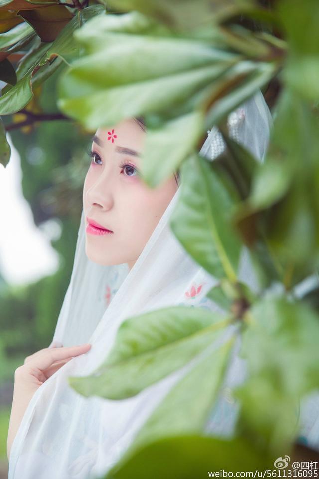易倍体育 EMC易倍给大孙子10000压岁钱小孙子分文没有儿媳当场翻脸我错了吗(图10)